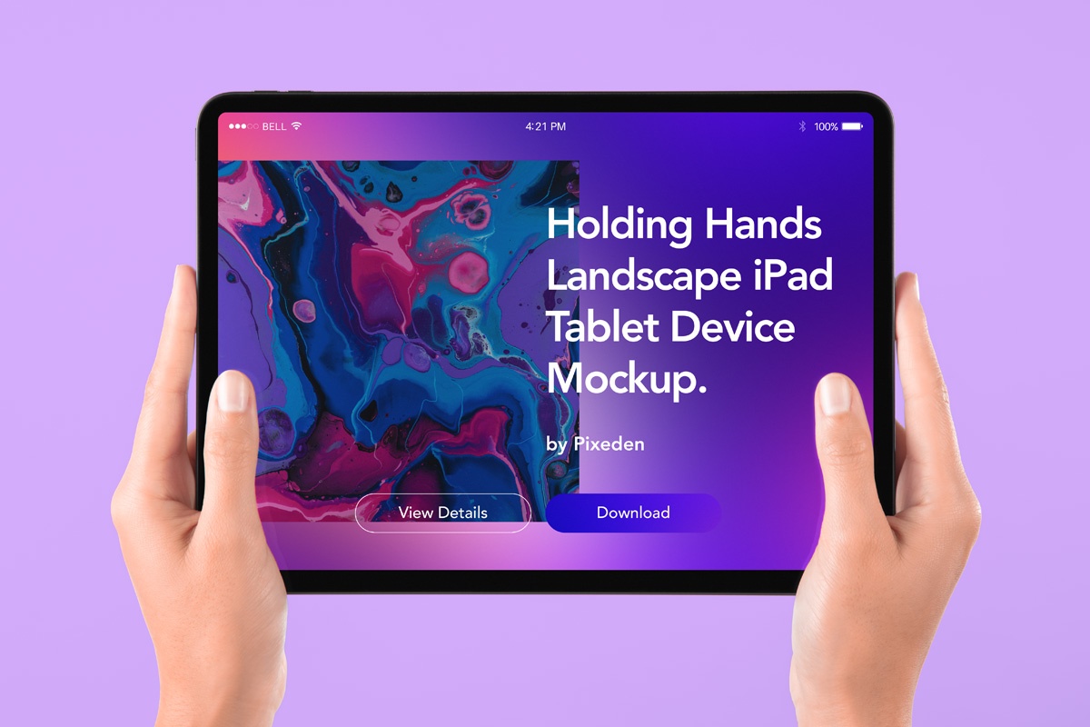 Мокап руки держат планшет iPad PSD
