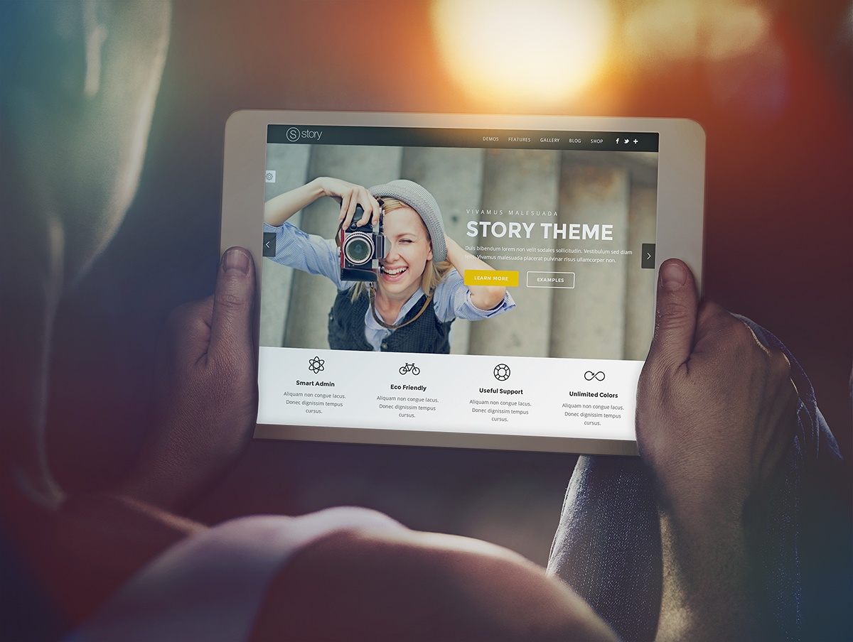 Мокап планшета iPad в руках PSD