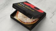 Мокап коробки для пиццы PSD